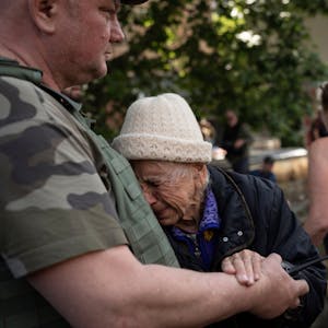 7. Juni 2023, Ukraine, Cherson: Eine Frau weint, als sie aus einem überfluteten Viertel evakuiert wird. Nach der Zerstörung des Kachowka-Staudamms in der Südukraine sind laut Angaben der russischen Besatzer im von ihnen kontrollierten Teil des Gebiets Cherson bis zu 40.000 Menschen von den schweren Überschwemmungen betroffen.&nbsp;
