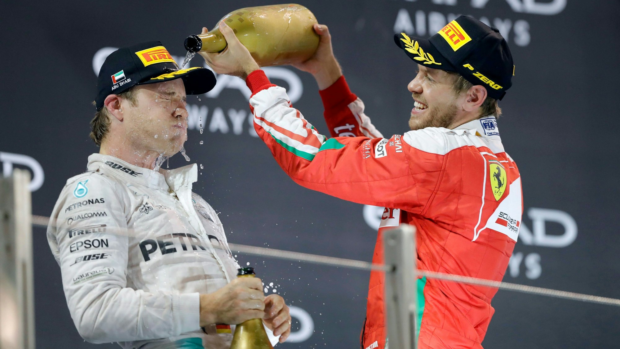 Sebastian Vettel und Nico Rosberg feiern.