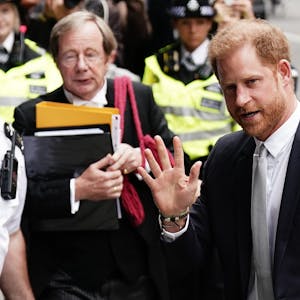 07.06.2023, Großbritannien, London: Prinz Harry, Herzog von Sussex, trifft in den Rolls Buildings ein, um im Bespitzelungsprozess gegen den britischen Verlag Mirror Group Newspapers (MGN) auszusagen.