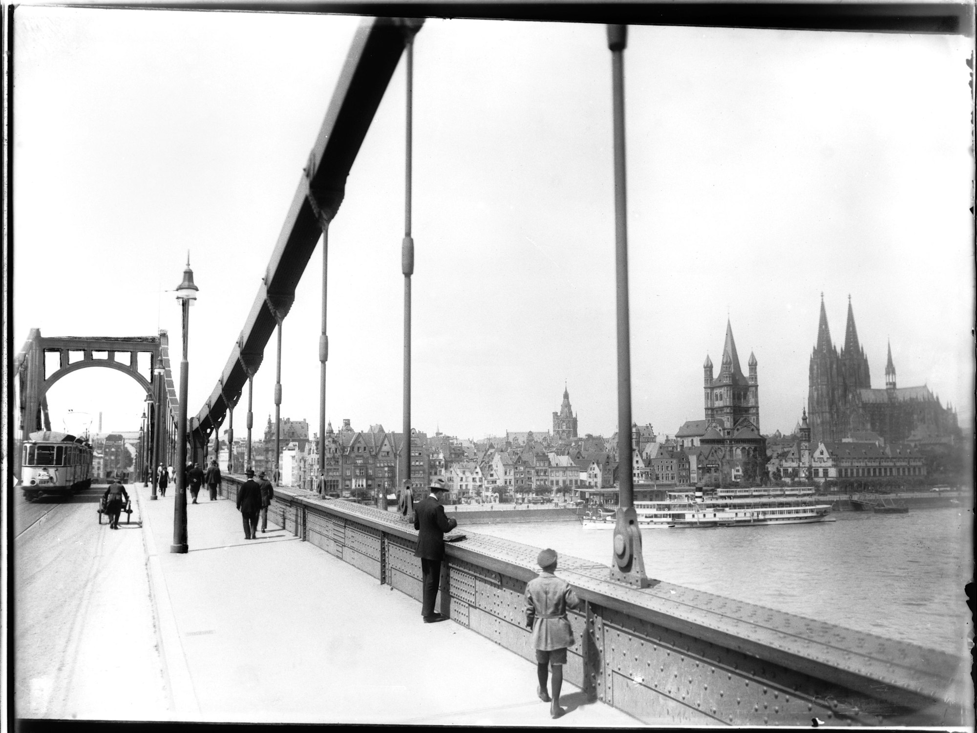 Blick von der Hindenburgbrücke (später Deutzer Brücke) auf das Kölner Rheinpanorama (um 1925)