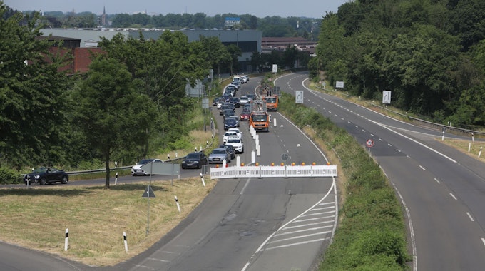 Von einer vierspurigen Straße werden Autos in Königswinter abgeleitet. Zwei Spuren sind gesperrt.