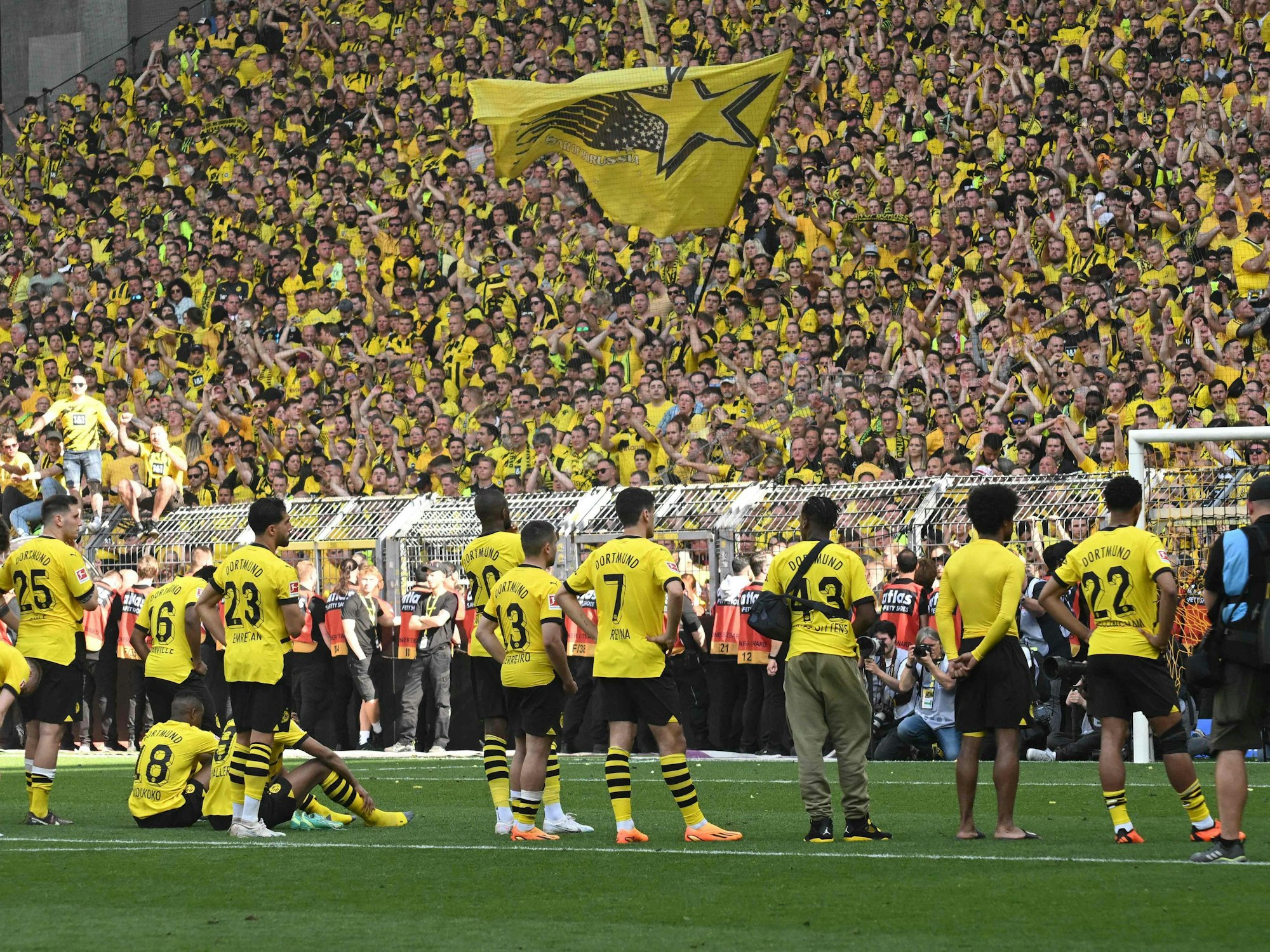 Die Spieler von Borussia Dortmund stehen nach der verlorenen Meisterschaft vor der Südtribüne.