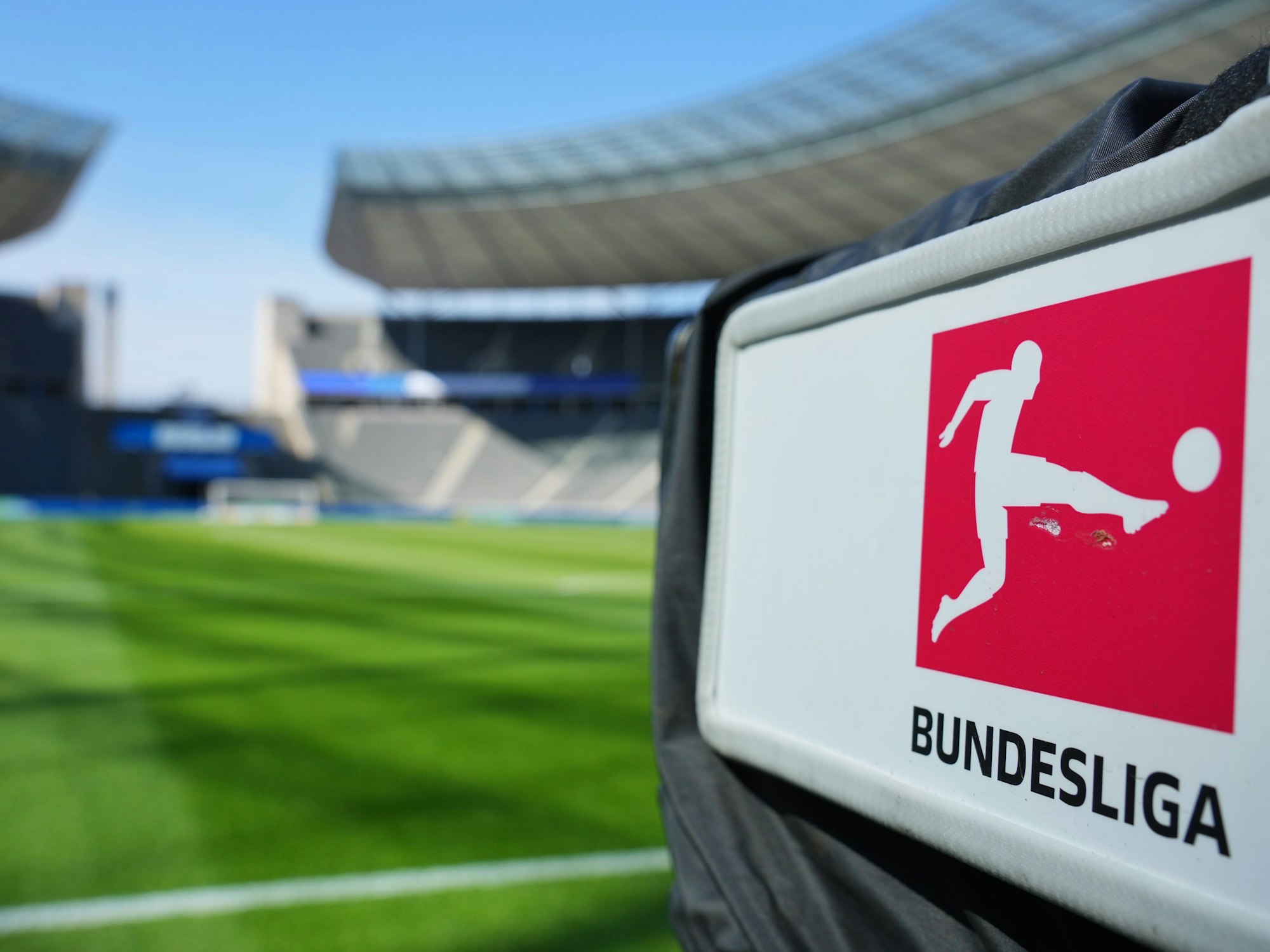 Eine TV-Kamera mit dem Bundesliga-Logo steht vor dem Spiel hinter dem Tor in der Ostkurve.