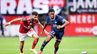 Franck Honorat (l.) liefert sich beim Spiel von Stade Brest gegen Paris Saint-Germain am 20. August 2021 einen Zweikampf mit Abdou Diallo.