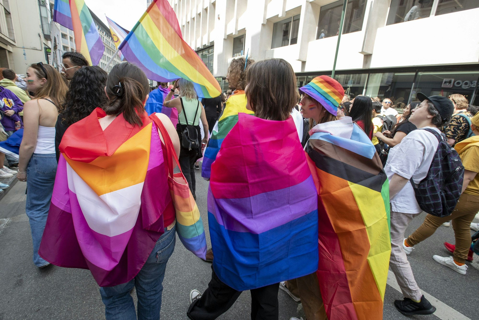 Menschen nehmen an der „Brussels Pride“ teil, einer Veranstaltung für Lesben, Schwule, Bisexuelle und Transgender.