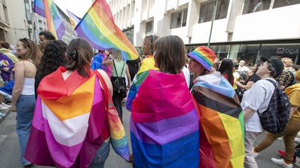 Menschen nehmen an einer LGBTQI+-Demonstration teil.