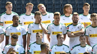 Andreas Poulsen (2.v.l. obere Reihe) steht mit seinen Gladbach-Teamkollegen am 2. August 2018 zum Mannschaftsfoto bereit.