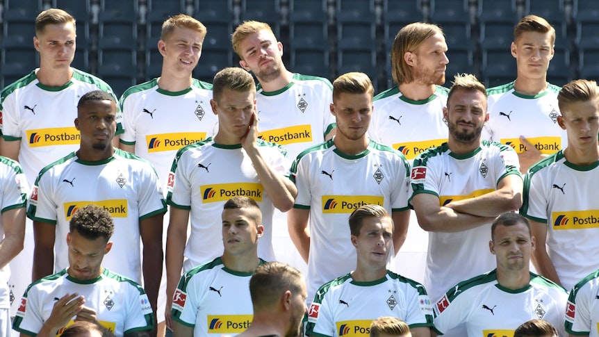 Andreas Poulsen (2.v.l. obere Reihe) steht mit seinen Gladbach-Teamkollegen am 2. August 2018 zum Mannschaftsfoto bereit.