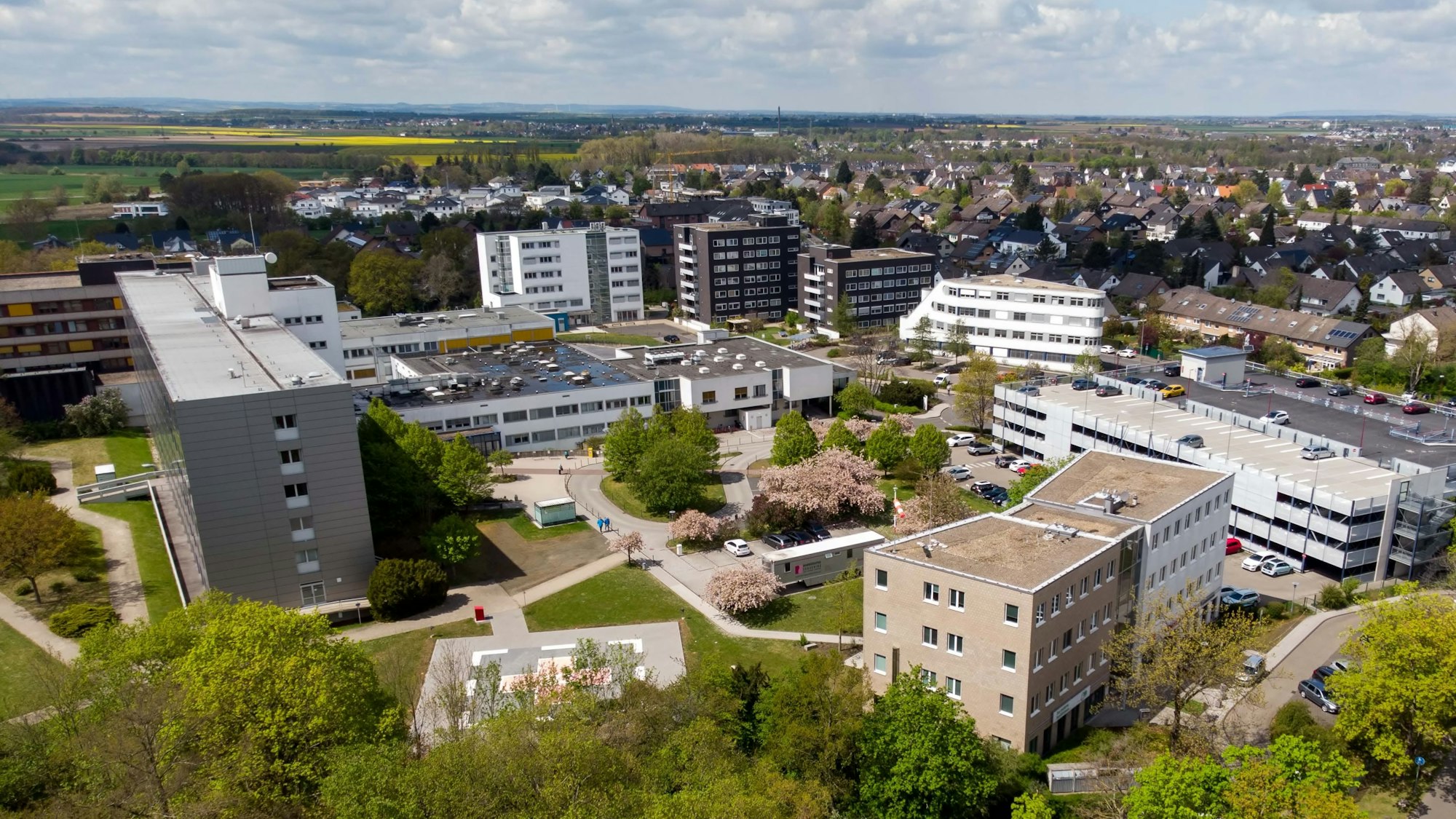 Ein Luftbild zeigt die Gebäude des Marien-Hospitals, im Hintergrund Teile der Euskirchener Kernstadt.