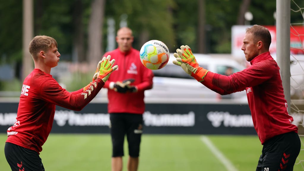 Jonas Urbig und Marvin Schwäbe trainieren beim 1. FC Köln mit einem Ball.