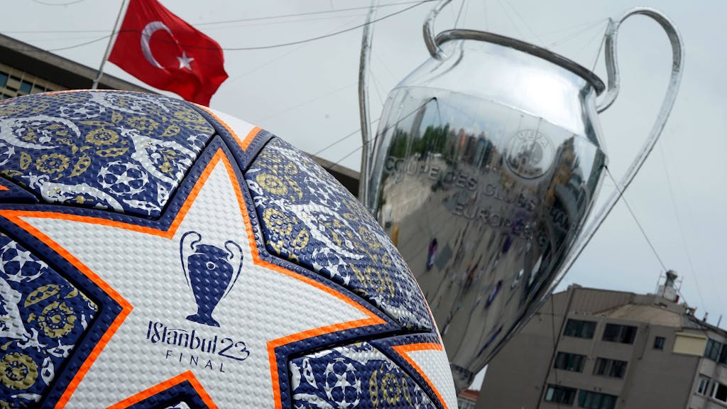 Die Champions-League-Trophäe und der Final-Ball vor eine türkischen Flagge.