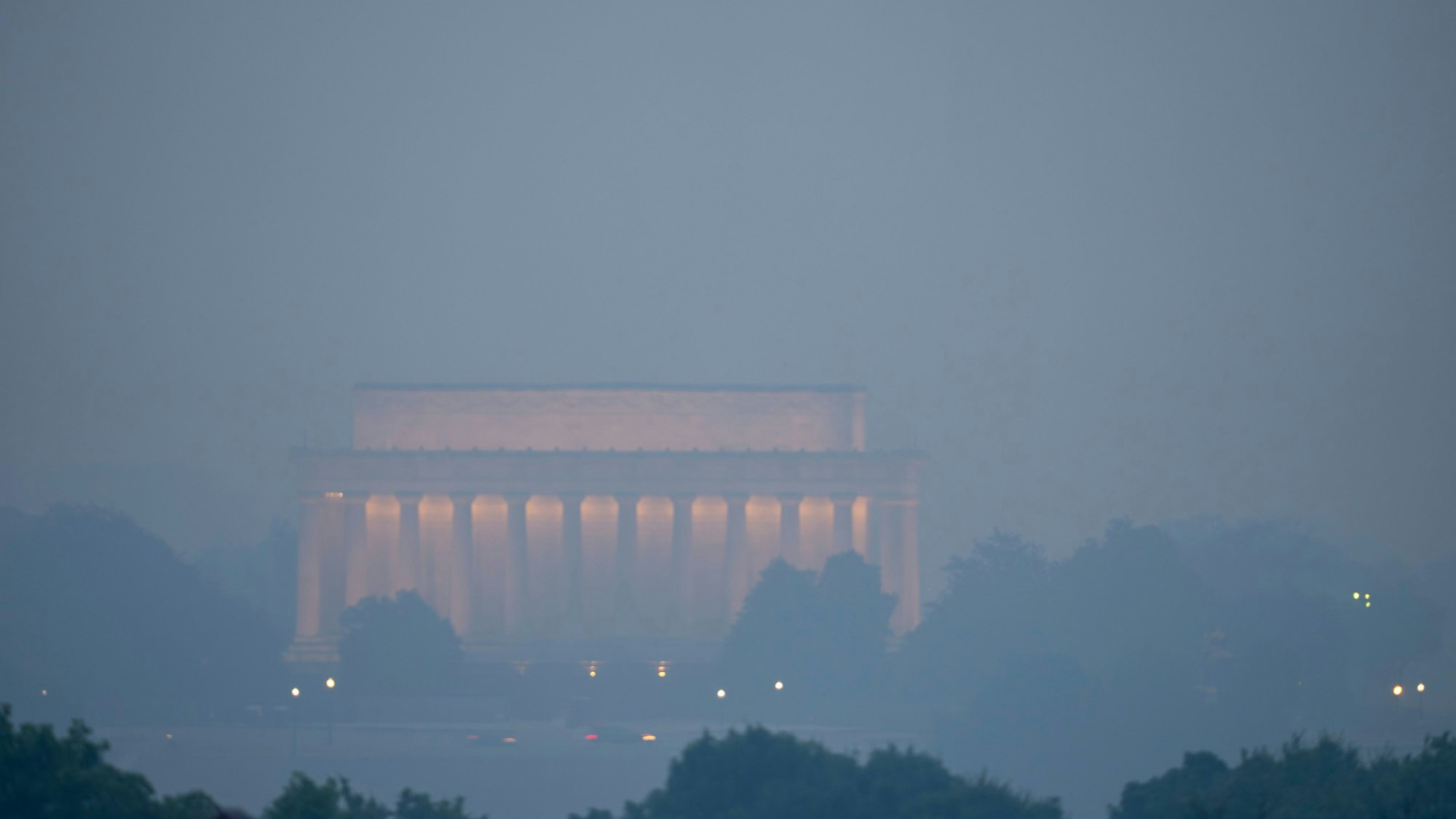 Der Blick auf das Lincoln Memorial ist von Rauch betrübt.