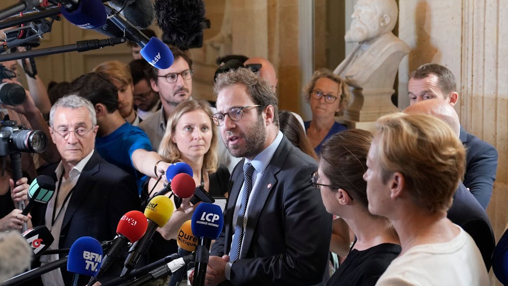 Antoine Armand bei einer Pressekonferenz in Paris, nachdem ein Mann mehrere Menschen mit einem Messer verletzt hat.