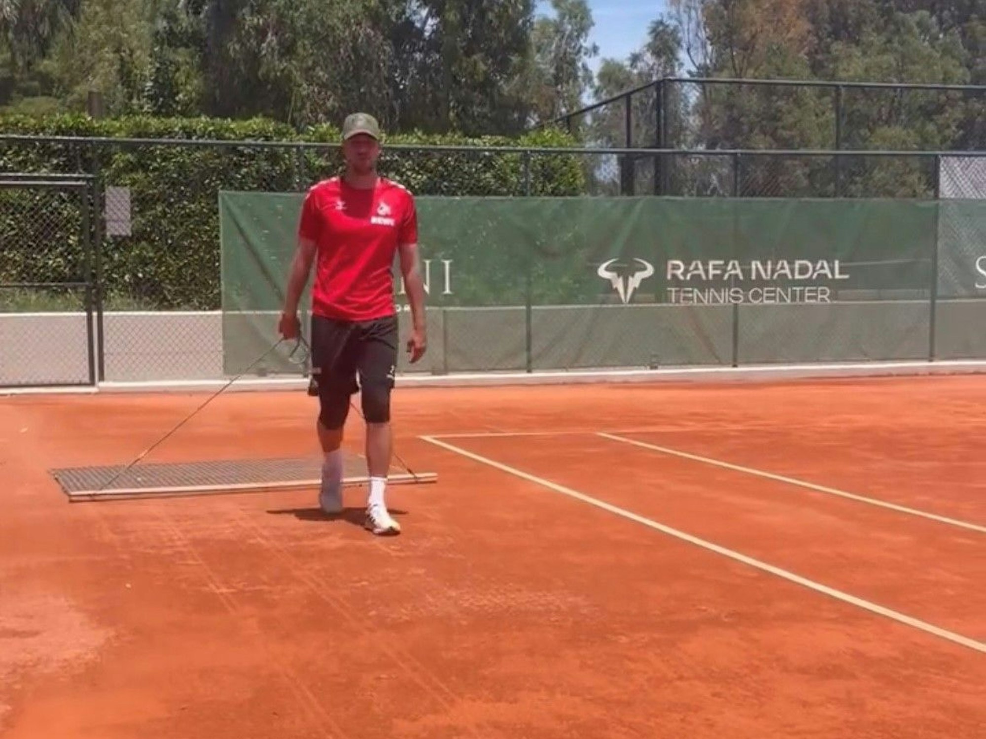 Marvin Schwäbe nach einem Tennis-Match gegen seine Frau Michelle
