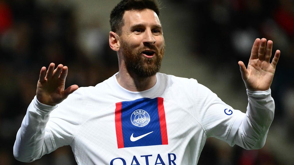 Lionel Messi von Paris Saint-Germain jubelt über sein Tor zum 0:1.