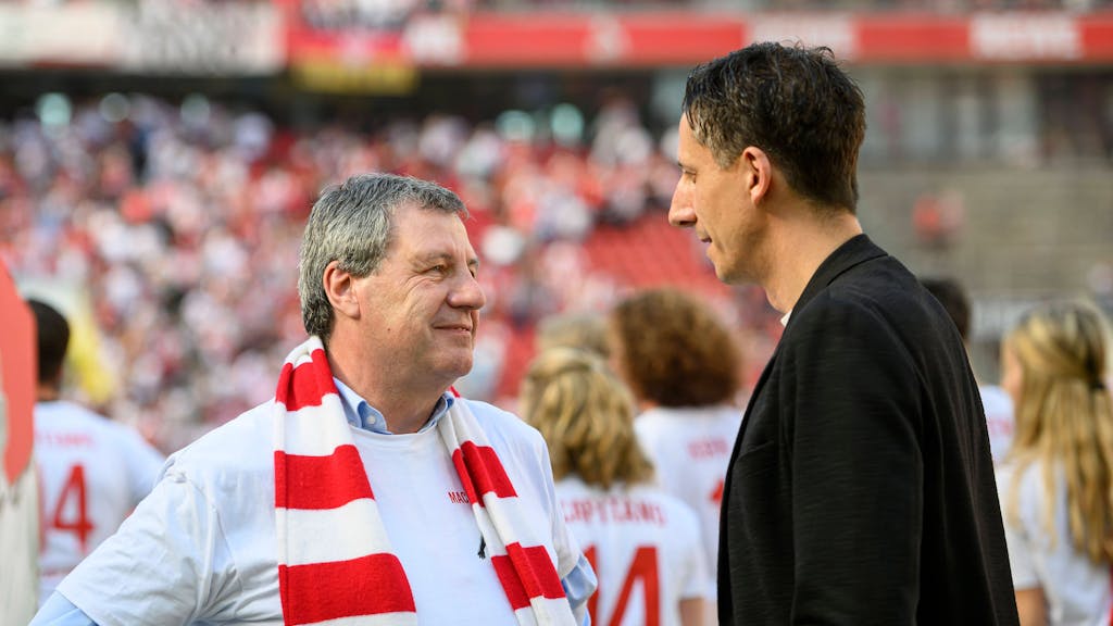 Christian Keller und Werner Wolf sprechen im Rhein-Energie-Stadion.