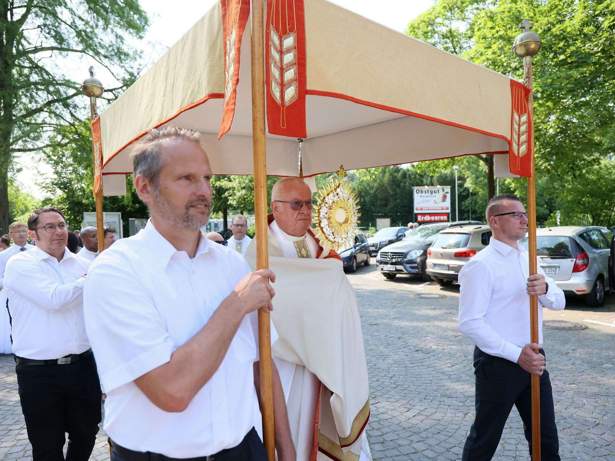 Messe und Prozession zu Fronleichnam in Schlebusch.