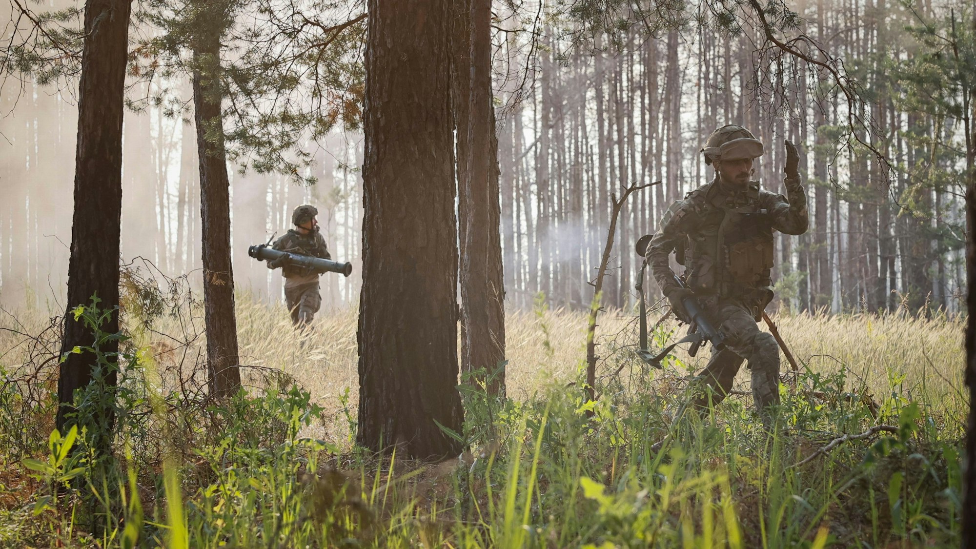 8. Juni 2023, Ukraine, Kreminna: Ukrainische Soldaten arbeiten während eines Kampfeinsatzes an der Frontlinie in der Nähe von Kreminna.