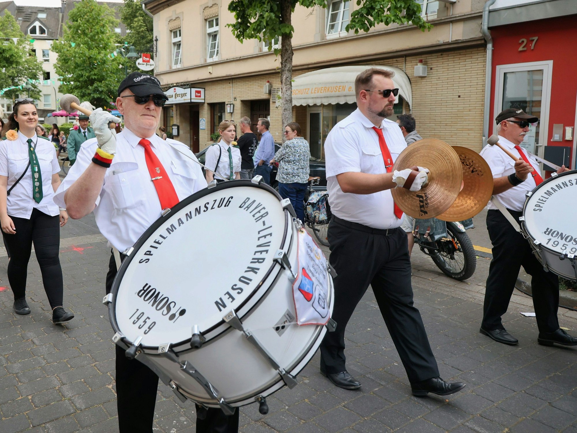 Schützenumzug auf dem Schützen- und Volksfest in Schlebusch 2023.