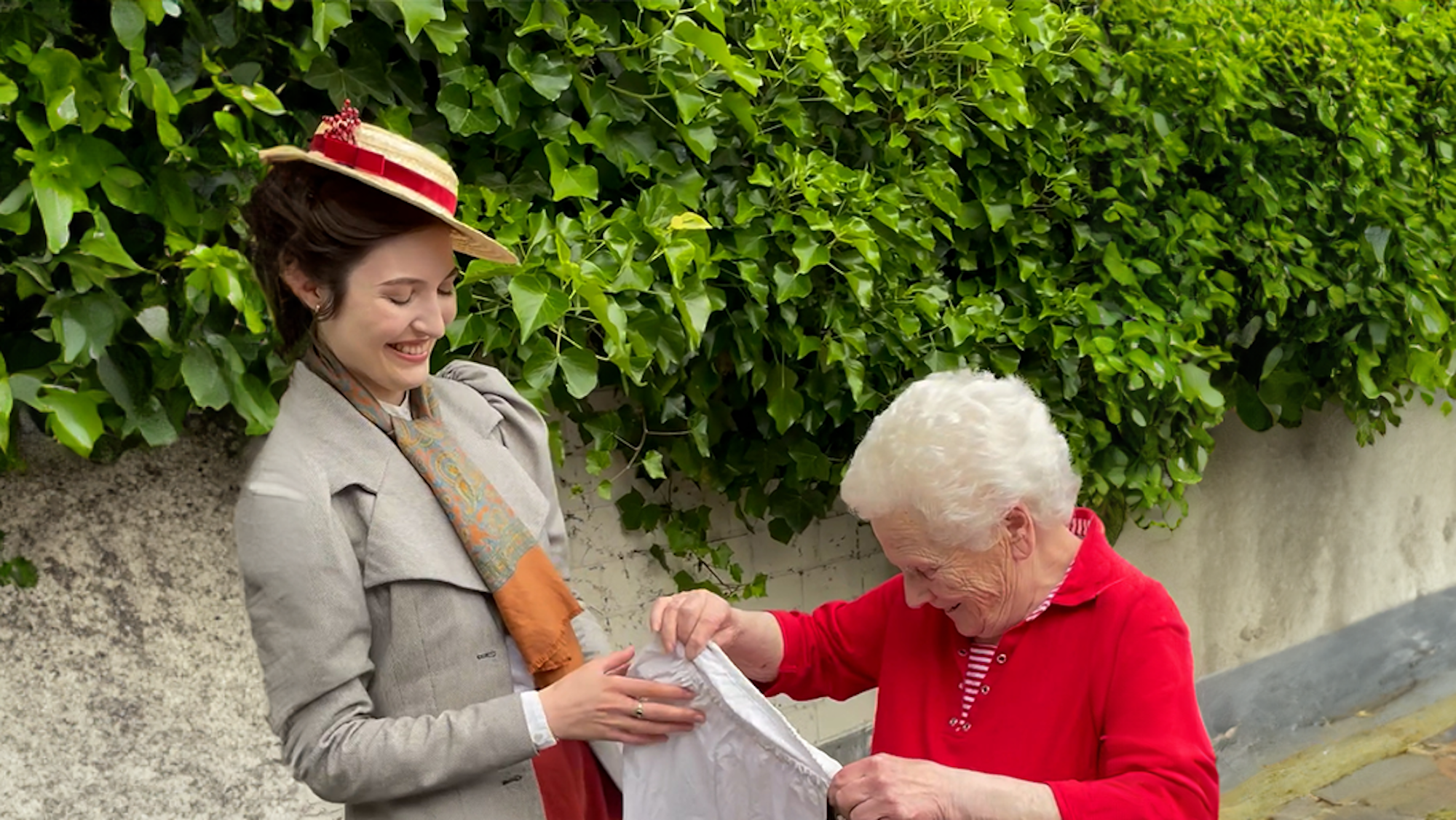 Elisa Kasper verschenkt einen Unterrock ihrer Großmutter an Sophia, die nur Kleidung von vor 100 Jahren trägt.