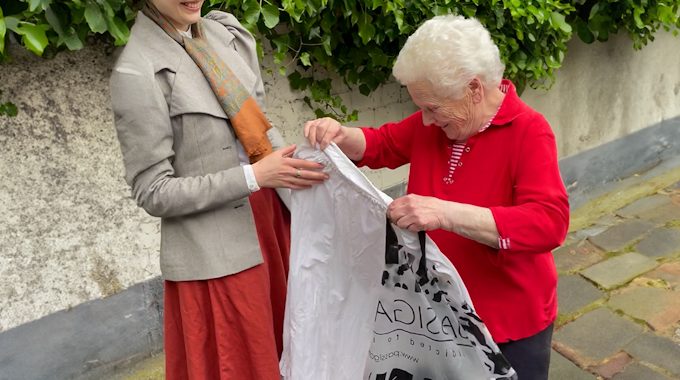 Elisa Kasper verschenkt einen Unterrock ihrer Großmutter an Sophia, die nur Kleidung von vor 100 Jahren trägt.