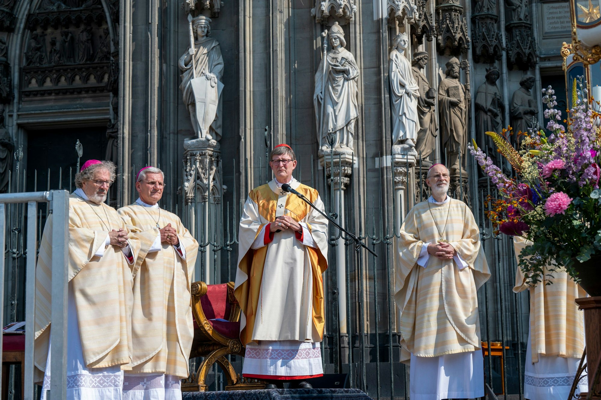 Kardinal Woelki leitete den Fronleichnamsgottesdienst auf dem Roncalliplatz.