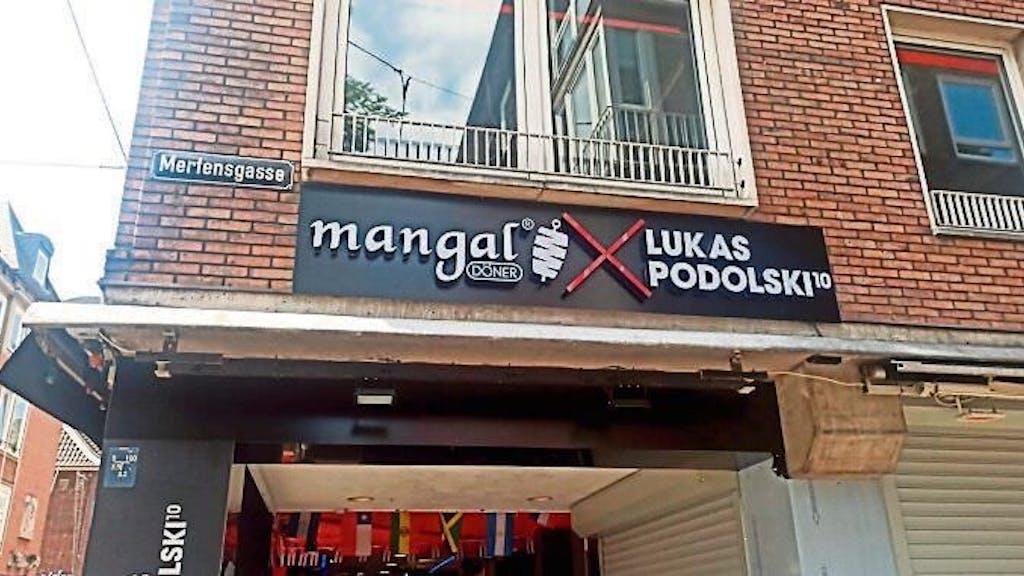 Lukas Podolski eröffnet einen neuen Mangal Döner in der Düsseldorfer Innenstadt.