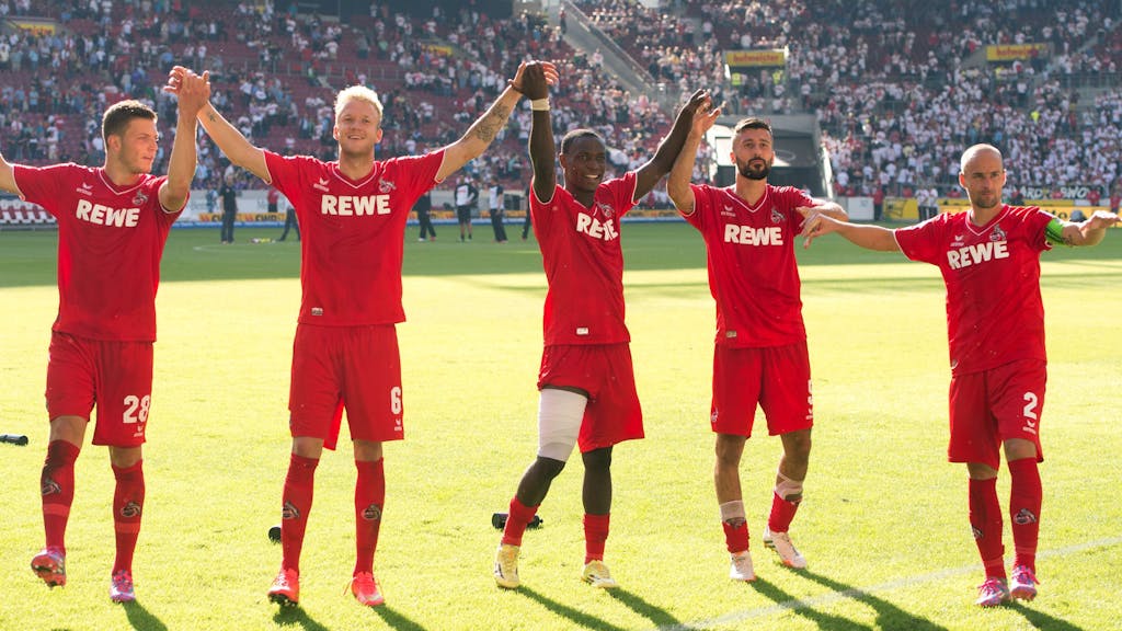Die Kölner Spieler Kevin Wimmer (l-r), Kevin Vogt, Anthony Ujah, Dominic Maroh und Miso Brecko jubeln nach dem FC-Spiel in Stuttgart am 30. August 2014