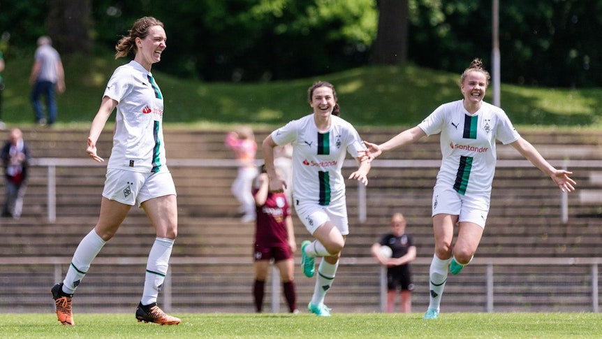 Jubeln sie auch so am Sonntag (11. Juni 2023) im Relegations-Aufstiegskrimi gegen Elversberg? Das Frauen-Team von Borussia Mönchengladbach. Die Spielerinnen freuen sich.