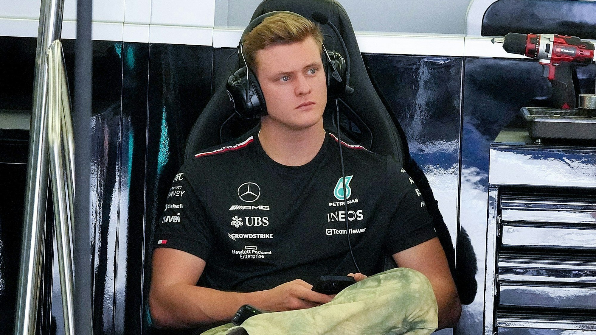Testfahrer Mick Schumacher aus Deutschland vom Team Mercedes in der Box. Der Ersatzpilot des Werksteams darf in der kommenden Woche bei Reifentests in Barcelona den Mercedes fahren.