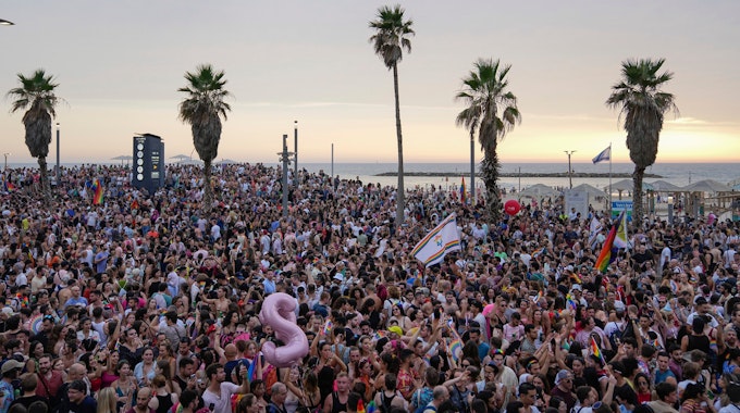 Menschen nehmen an der jährlichen Pride-Parade teil, hier in der israelischen Küstenstadt Tel Aviv im Juni 2023.