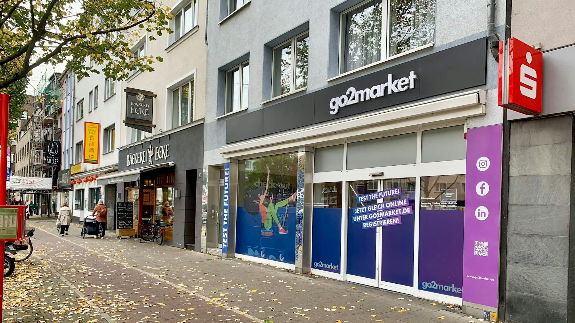 Gebäudefassaden auf der Aachener Straße in Köln, unter andere der „Go2market“