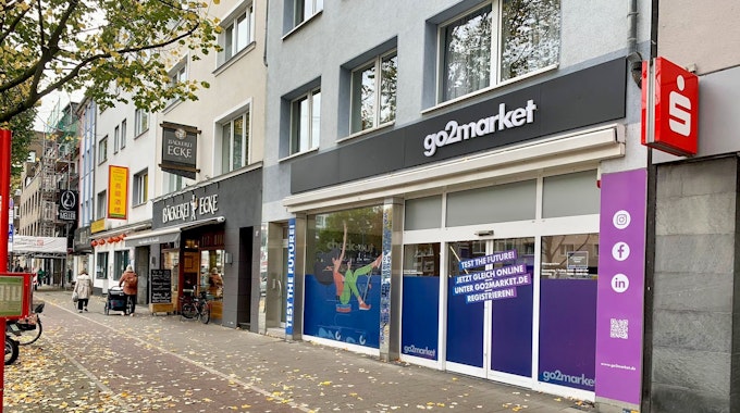 Gebäudefassaden auf der Aachener Straße in Köln, unter andere der „Go2market“&nbsp;