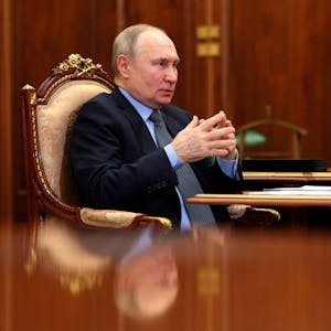 Wladimir Putin an seinem Schreibtisch. Auf Angaben aus Moskau sollte man nicht vertrauen, erklärt Historiker Timothy Snyder. Tatsächlich finden sich viele Beispiele für russische Lügen. (Archivbild)