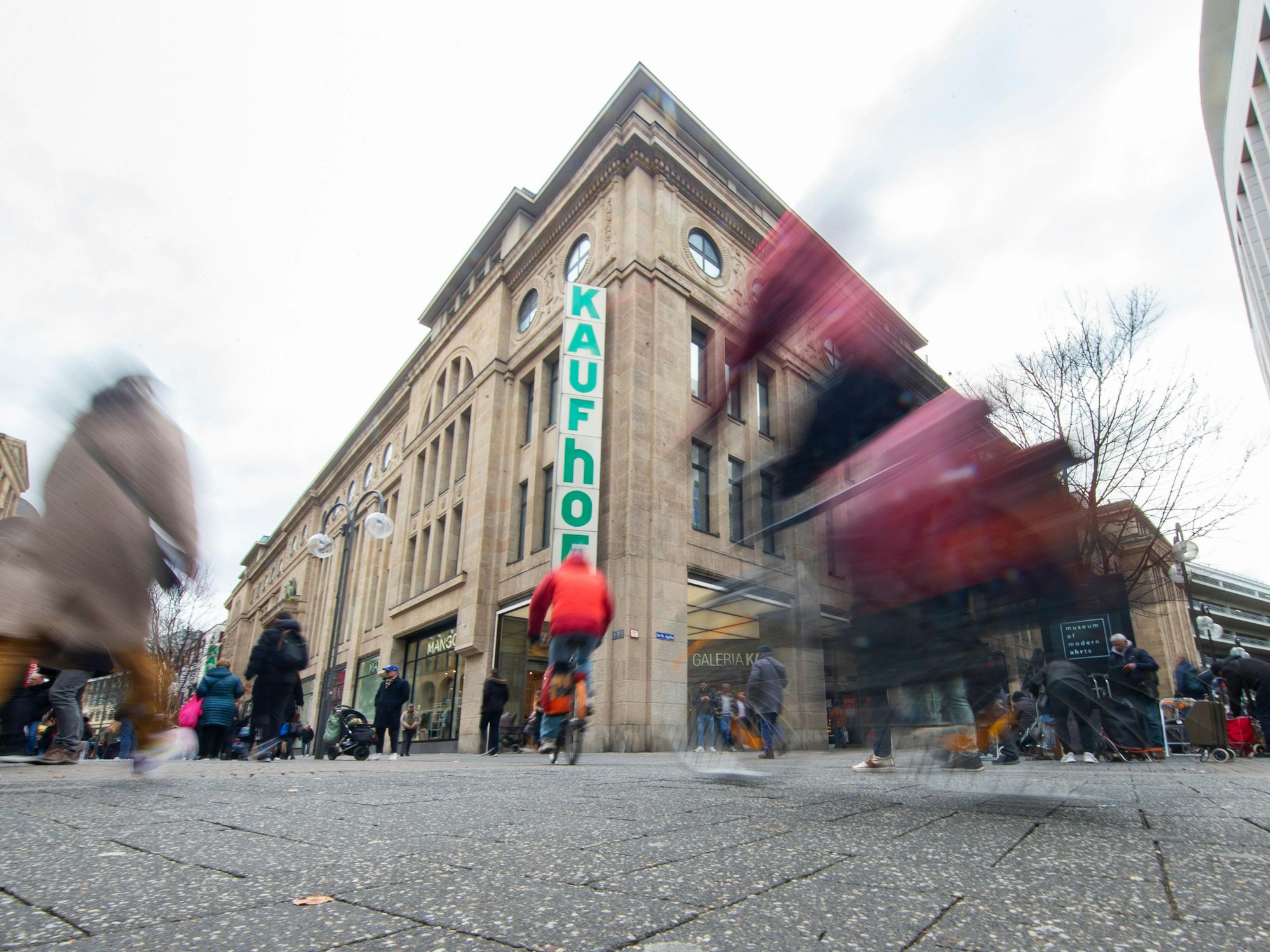 Menschen gehen an einer Kaufhof-Filiale an der Schildergasse in Köln (Foto vom 11. März 2023) vorbei.