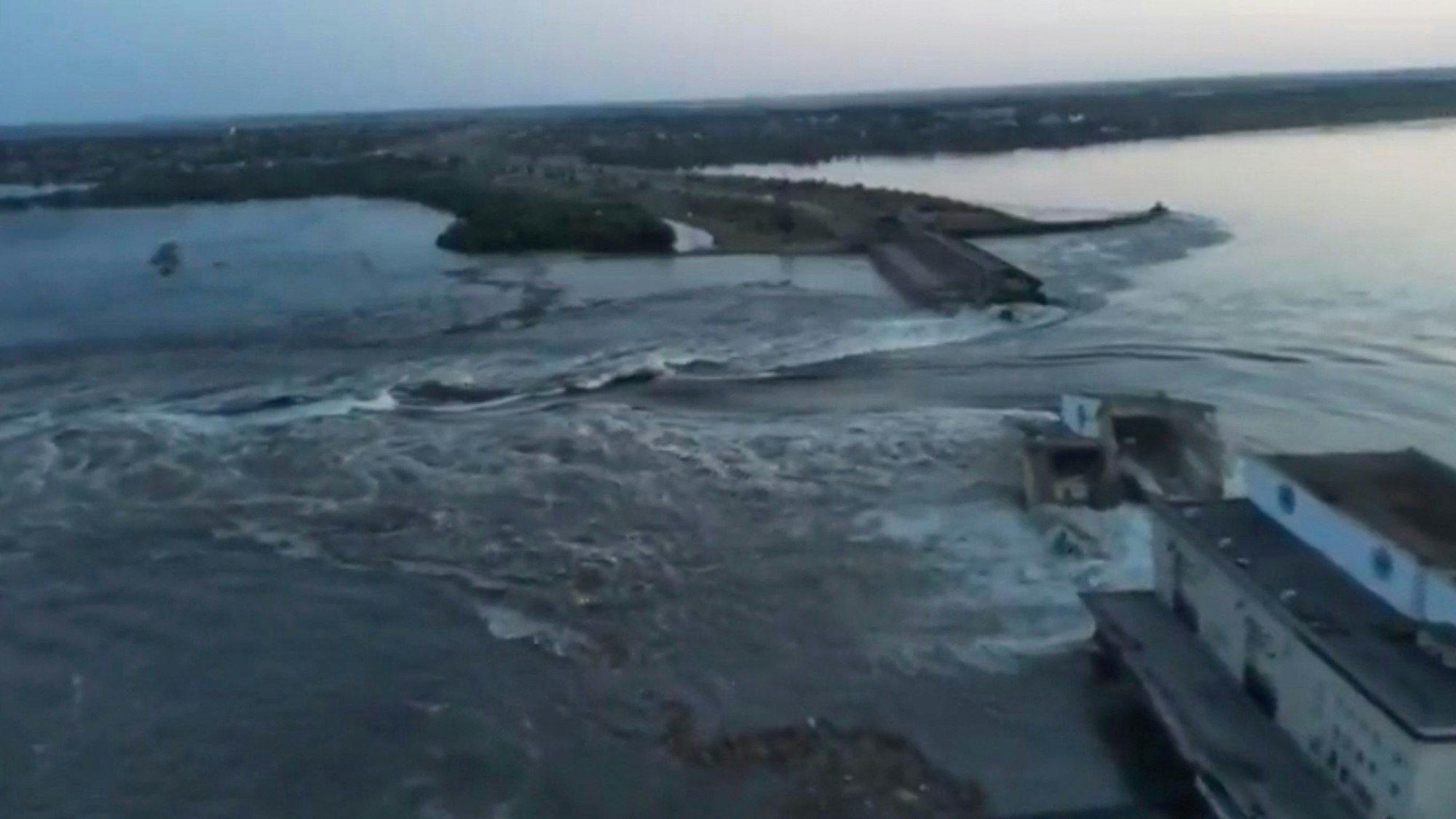 Kachowka-Staudamms am Dienstag, 6. Juni: Der wichtige Staudamm in der Region Cherson wurde zerstört und ukrainische Gebiete mit Wasser geflutet. Eine Ton-Aufnahme soll nun eine russische Sabotage beweisen.