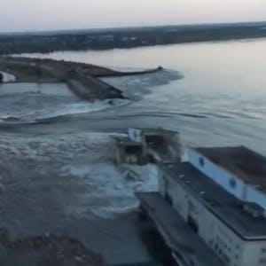 Kachowka-Staudamms am Dienstag, 6. Juni: Der wichtige Staudamm in der Region Cherson wurde zerstört und ukrainische Gebiete mit Wasser geflutet. Eine Ton-Aufnahme soll nun eine russische Sabotage beweisen.
