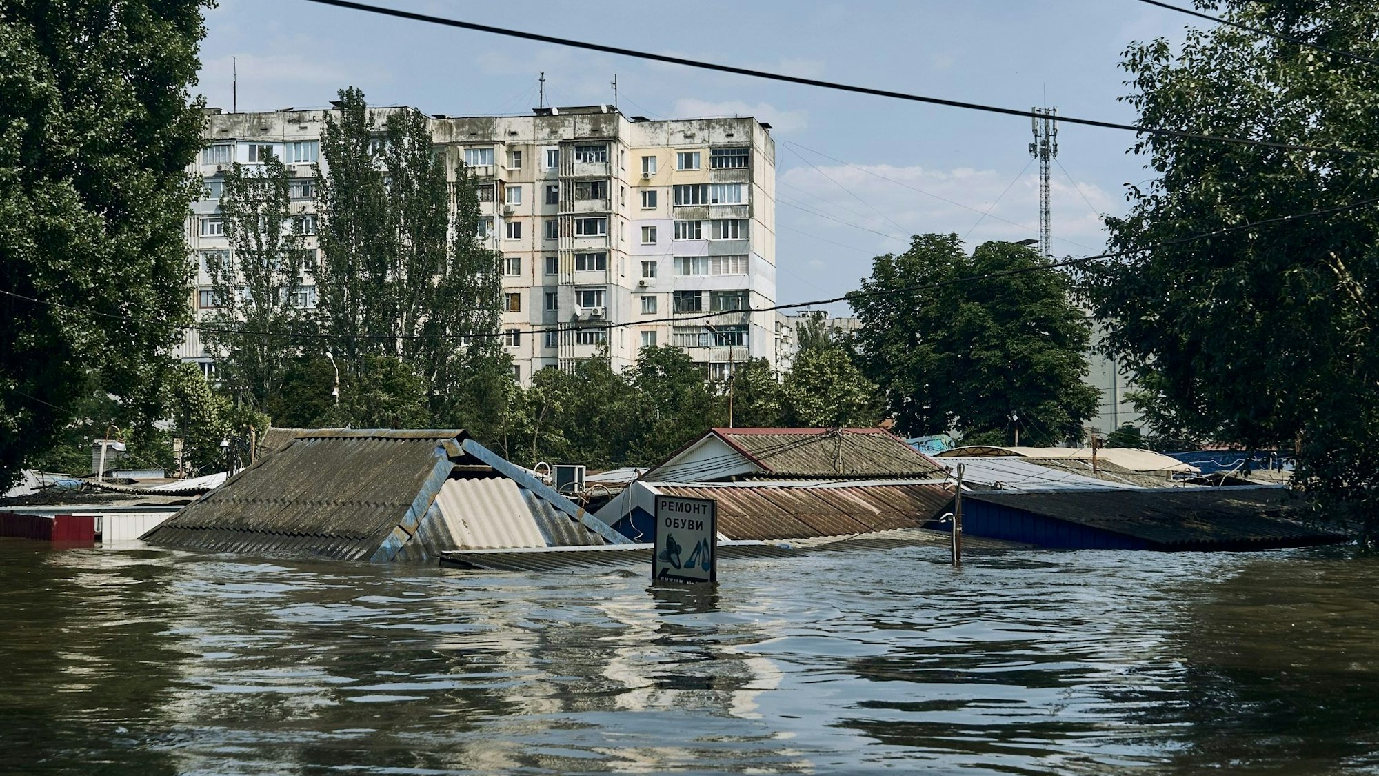 08.06.2023, Ukraine, Cherson: Ein überschwemmtes Stadtviertel in Cherson. Die Fluten eines zusammengebrochenen Staudamms stiegen in der Südukraine weiter an und zwangen Hunderte von Menschen zur Flucht aus ihren Häusern. Foto: LIBKOS/AP/dpa +++ dpa-Bildfunk +++