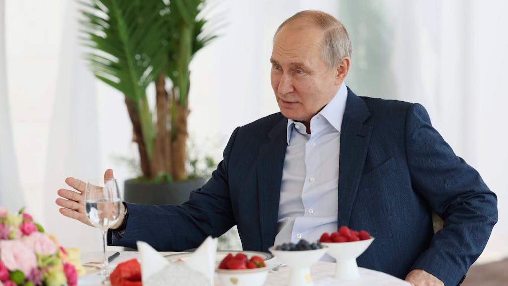 Der russische Präsident Wladimir Putin sitzt an einem gedeckten Tisch und spricht während seines Treffens mit dem belarussischen Präsidenten Alexander Lukaschenko in der Residenz von Bocharov Ruchei in der Ferienstadt Sotschi, Russland, hier im Juni 2023.&nbsp;
