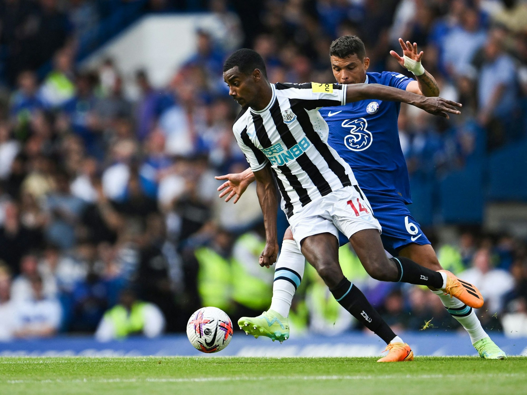 Newcastle Uniteds Alexander Isak (l.) behauptet den Ball gegen Chelseas Thiago Silva.