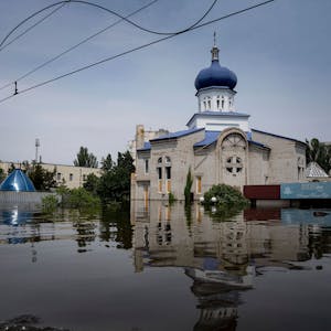 Eine von Wasser umgebene Kirche in einem überfluteten Stadtteil von Cherson. Die Fluten eines zusammengebrochenen Staudamms stiegen in der Südukraine weiter an und zwangen Hunderte von Menschen zur Flucht aus ihren Häusern.