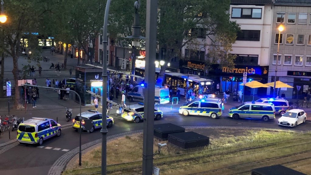 Diverse Polizei-Autos sind aus der Luft bei einem Einsatz am Kölner Chlodwigplatz zu sehen.