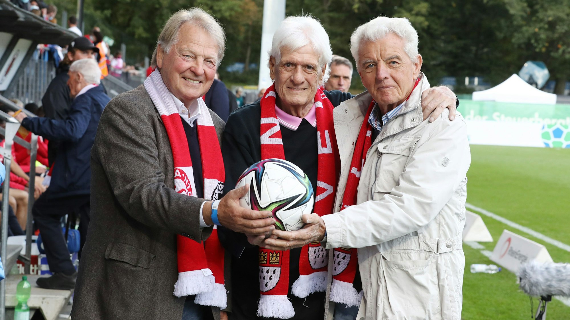 Erich Ribbeck (r.) posiert mit Karl-Heinz Thielen (l.) und Wolfgang Fahrian (m.) im Höhenberger Sportpark in Köln für die Kamera.