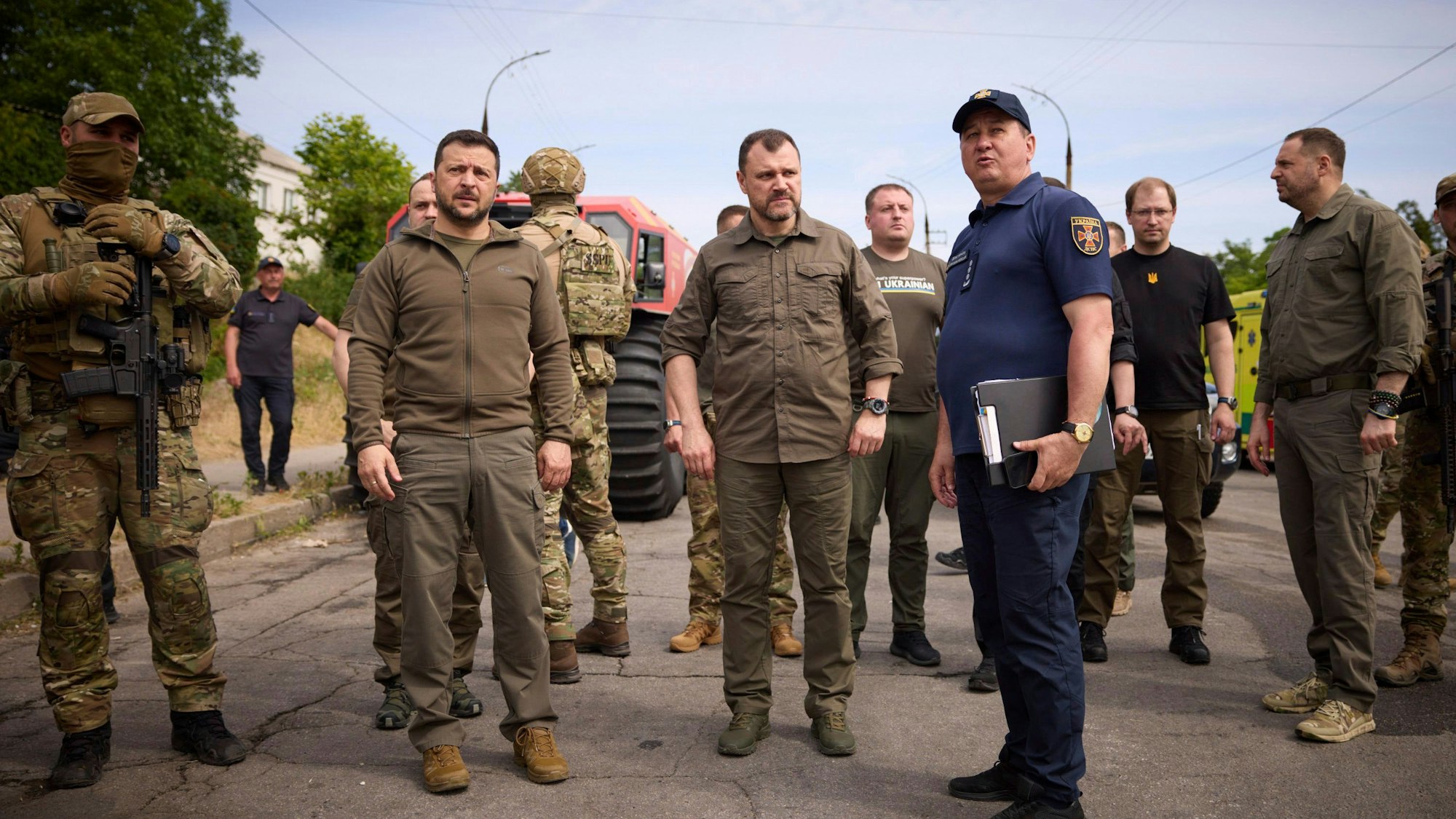 Auf diesem vom Pressebüro des ukrainischen Präsidenten zur Verfügung gestellten Foto besucht Wolodymyr Selenskyj (2. v.l), Präsident der Ukraine, die von den Überschwemmungen betroffenen Gebiete in Cherson.
