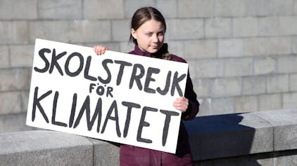 Die schwedische Klimaaktivistin Greta Thunberg hält während ihres Schulstreiks vor dem Reichstag ihr Schild mit der Aufschrift ´Skolstrejk för klimatet» (Schulstreik fürs Klima) in die Höhe. 
