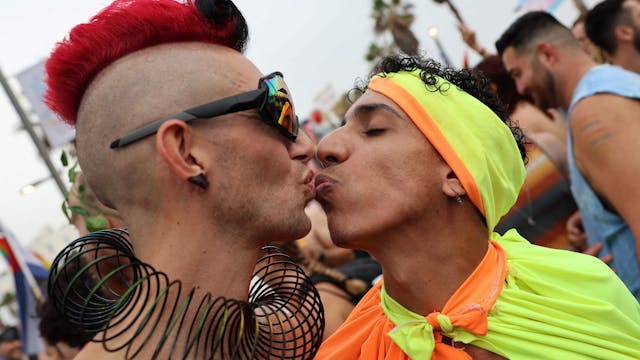 Teilnehmer küssen sich während der jährlichen Pride-Parade in Tel Aviv am 8. Juni 2023. 