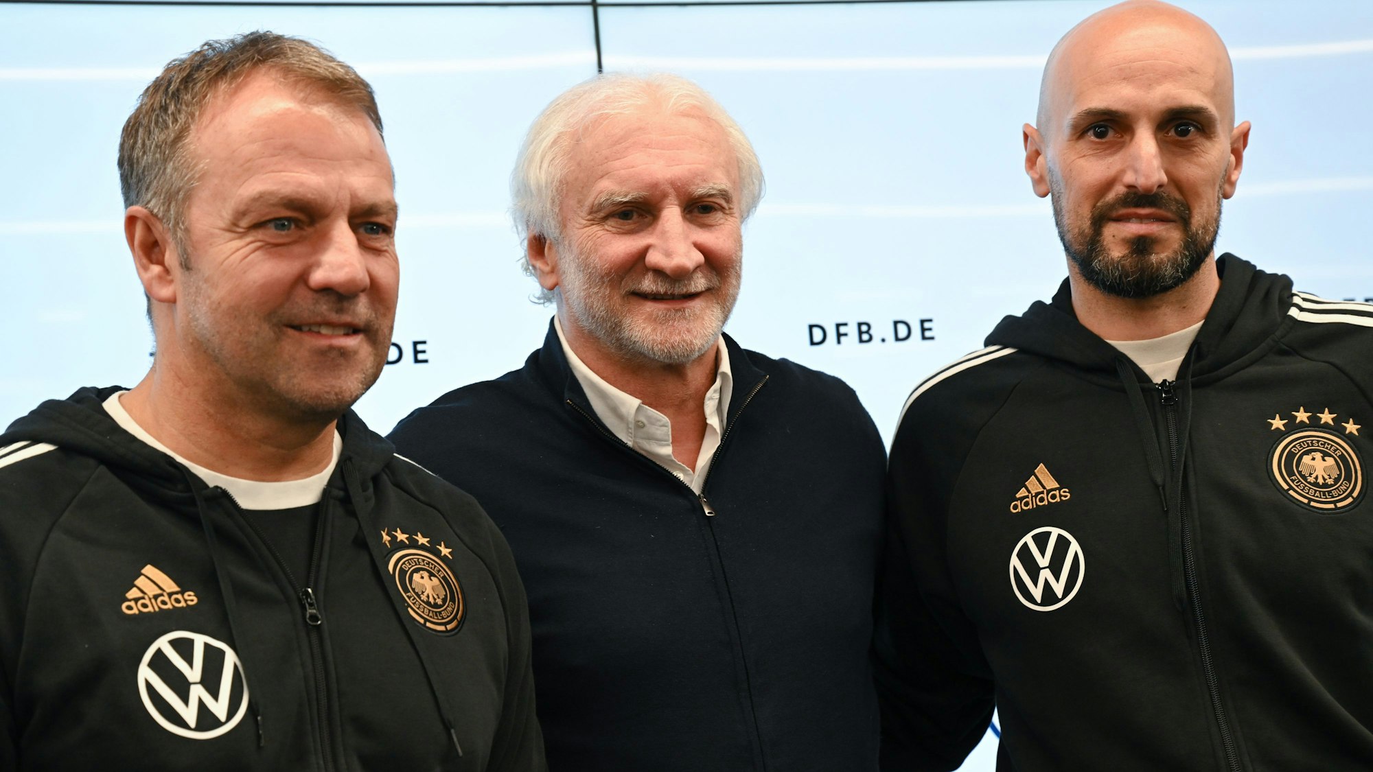Hansi Flick, Rudi Völler und Antonio Di Salvo bei einer Pressekonferenz.
