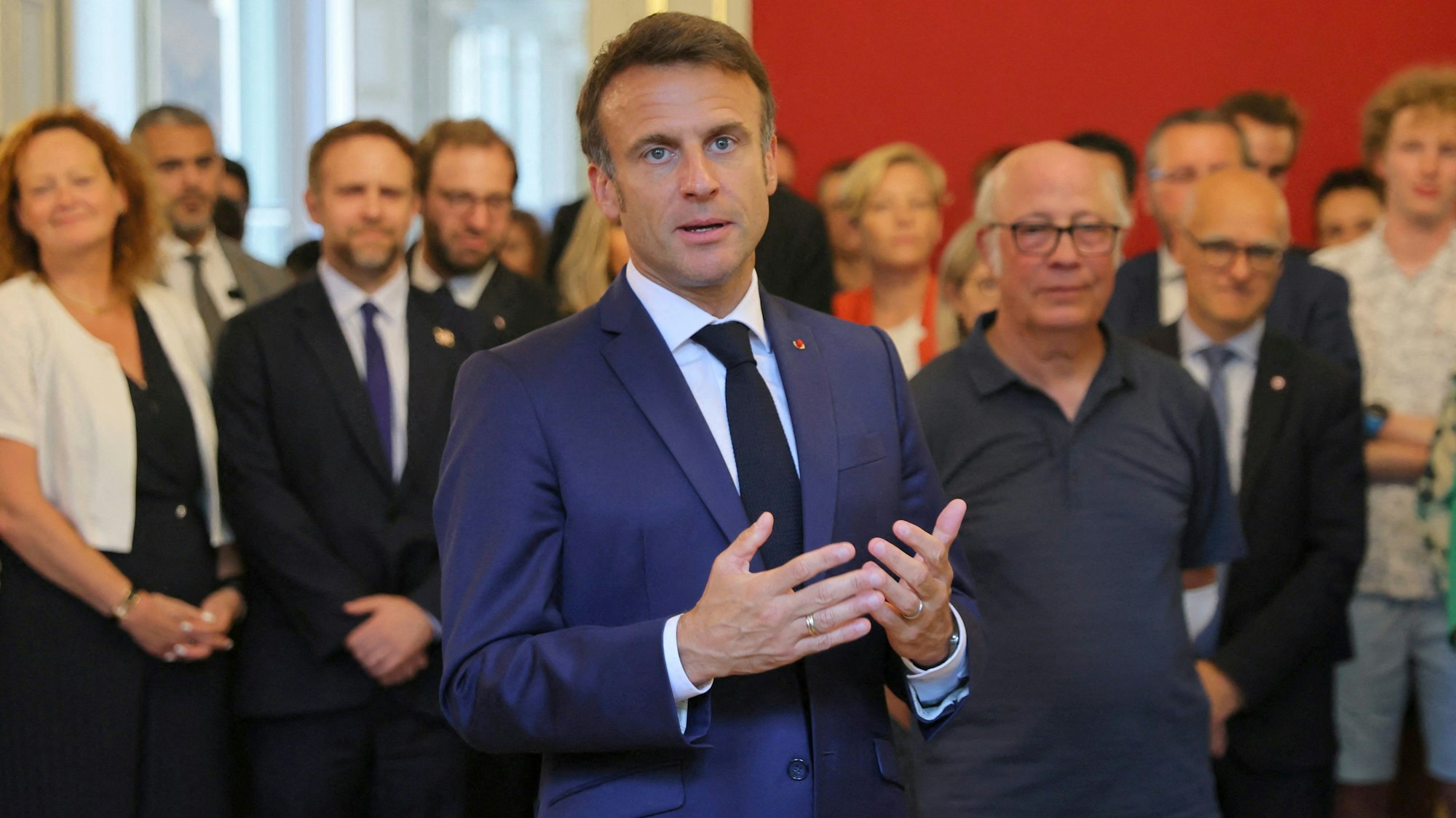 Emmanuel Macron, Präsident von Frankreich, hält eine Rede, während er Rettungskräfte in den französischen Alpen trifft.