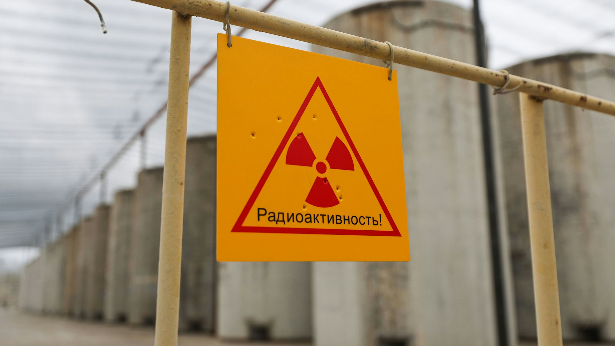 Ein Bild der russischen staatlichen Nachrichtenagentur Tass zeigt ein Schild auf dem Gelände des AKW Saporischschja, das vor Radioaktivität warnt. Europas größtes Atomkraftwerk bezieht sein Kühlwasser aus dem Kachowka-Stausee. (Archivbild)