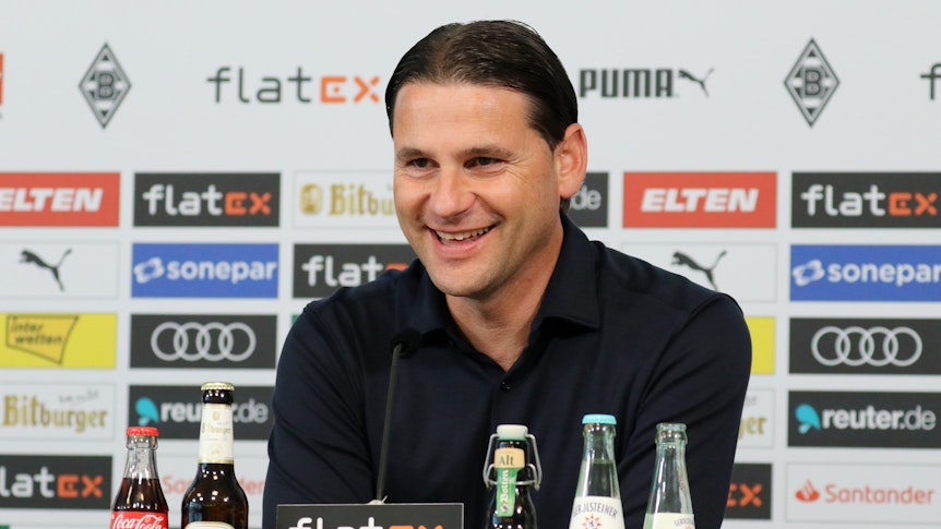 Gerardo Seoane, neuer Trainer von Borussia Mönchengladbach, sitzt bei seiner Vorstellung am 9. Juni 2023 im Gladbach-Presseraum.